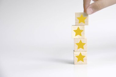 Beş yıldızlı el yapımı tahta kübün üstüne istiflenmiş. En iyi iş hizmetleri derecelendirme müşteri deneyimi konsepti