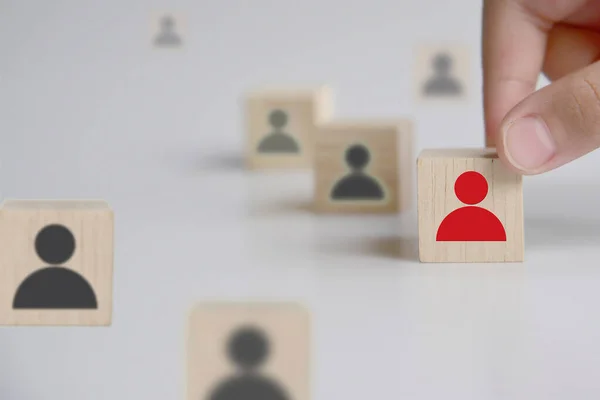 İnsanlar COVID-19 koronavirüsünden korunmak için sosyal mesafeyi deniyorlar.