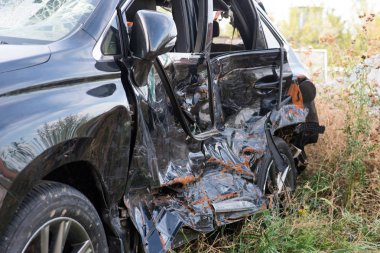 Kazadan sonra off-road araç kaza kapılarını kenarda vardır.