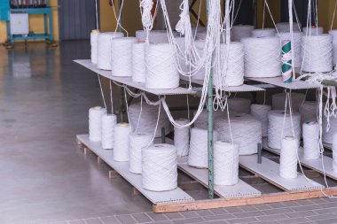 Gri arka planda tekstil bandı ruloları. renk bandı üretimi.