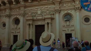 Lecce Bazilika di Santa Croce yukarıdan bakıldığında aşağıdaki insanlarla süslü barok bir cephe.