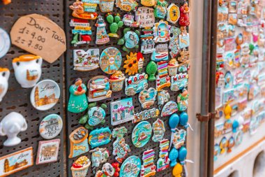 Lecce, Puglia - 11 Ağustos 2025: Bir Lecce hediyelik eşya dükkanında İtalyan simgeleri, yerel kültür ve Akdeniz seyahat anılarını temsil eden renkli buzdolabı mıknatıslarının yakın çekimi.