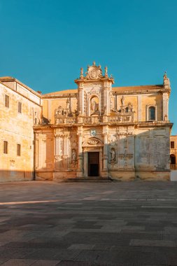 Lecce, Puglia - 11 Ağustos 2025: Lecce Katedrali ve etrafındaki barok binaları, UNESCO miras alanı ve başlıca turistik ilgi merkezi.