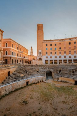 Lecce, Puglia - 11 Ağustos 2025: Eski Roma amfitiyatrosu kalıntıları, ikonik kültürel yapı ve Lecce 'nin tarihi cazibesi ile açık meydan.