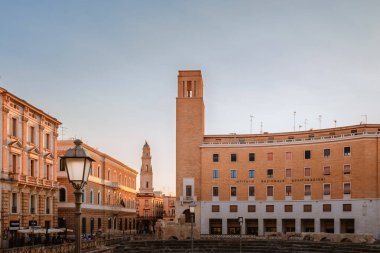 Lecce, Puglia - 11 Ağustos 2025: Güney İtalya 'daki kültürel ve tarihi miras alanı Lecce' deki Roma Amfitiyatrosunun arkeolojik kalıntıları.