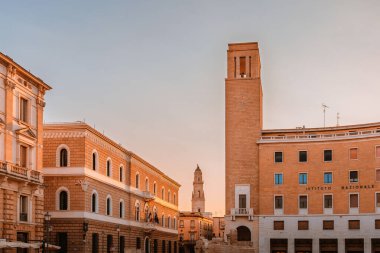 Lecce, Puglia - 11 Ağustos 2025: Tarihi binaları ve kültürel turizm merkezlerini gösteren Lecce Roma Amfitiyatrosunun panoramik perspektifi.