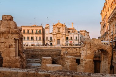 Lecce, Puglia - 11 Ağustos 2025: Lecce 'deki arkeolojik harabelerin tarihi silueti, antik Roma mirası ve güney İtalya cazibesini birleştirerek.