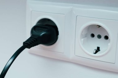 Farklı tip prizler. Fiş adaptörü ve seyahat adaptörleri kullan