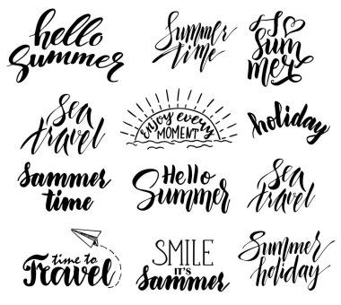 Yaz el çizilmiş fırça harfleri. Tipografi - merhaba yaz, yaz tatili. Yazı. Yaz rozeti seti. Yaz deniz eğlencesi mutlu sezon