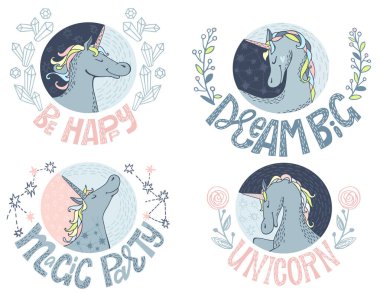 Tek boynuzlu atlar ayarlandı. Tek boynuzlu at, kristaller, yıldızlar, çiçekler ile sevimli sihirli toplama. Tek boynuzlu at yazısı. Tek boynuzlu at kartı.