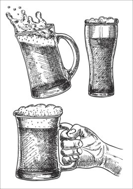 Köpüklü bira bardakları seti. Eller tutma ve grafik tarzı vektör illüstrasyon bira bardak kupa ile klinking. Köpüklü bira bardakları seti. Gravür tarzı retro vintage vektör lineart illüstrasyon. 