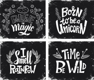 Tek boynuzlu atlar hakkında el yazısı alıntısı. Ayarlamak. Kara tahtaüzerine tebeşir çizimi. El çizilmiş büyülü tek boynuzlu at ilham yazı 