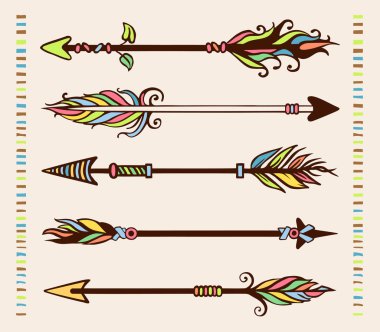 Etnik okları tüylerle ayarlayın. Boho tarzı. Beş ok, kabile dekorasyonu. Elle çizilmiş vektör illüstrasyonu