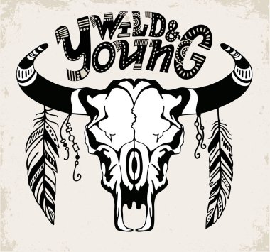 Boynuzları, tüyleri ve alıntı ile Bull kafatası: Vahşi ve genç. Boho tarzı unsuru. T-shirt, tekstil, afiş, logo için uygundur