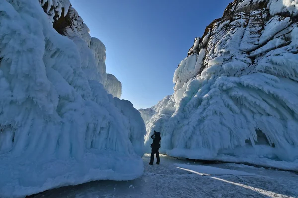 Baykal Gölü 'nün kayalıklarında buz. İnsanlar güzel buz resimleri çekiyor..