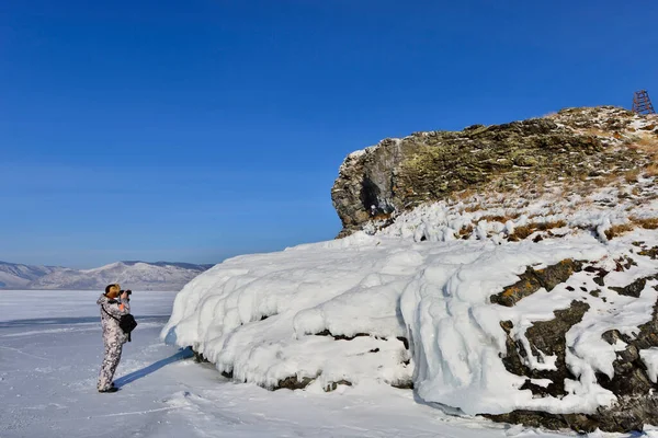 Baykal Gölü 'nün kayalıklarında buz. İnsanlar güzel buz resimleri çekiyor..