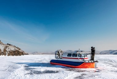 Kışın gölde Hovercraft