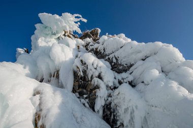 Buzla kaplı uçurumlar