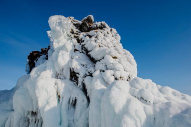 Buzla kaplı uçurumlar