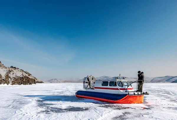 Kışın gölde Hovercraft