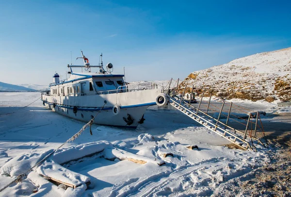 Donmuş gölde bir gemi..