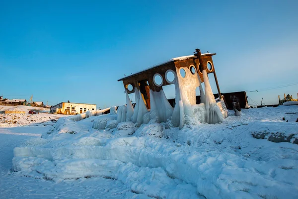Baykal Gölü 'ndeki Olkhon adasında eski bir mavna. Sadece kamara görünüyor..
