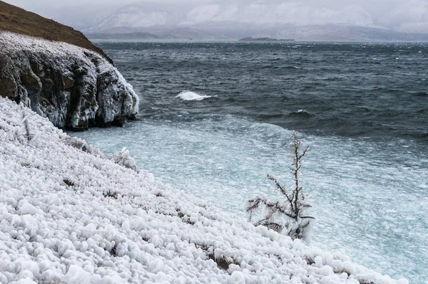 Baykal Gölü kıyısında eşsiz bir buz kütlesi