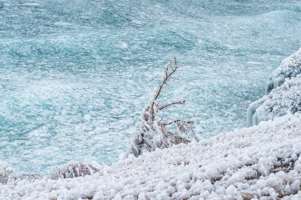 Baykal Gölü kıyısında eşsiz bir buz kütlesi