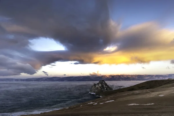 Olağandışı bulut. Baykal Gölü 'ndeki Olkhon Adası Burkhan Burnu