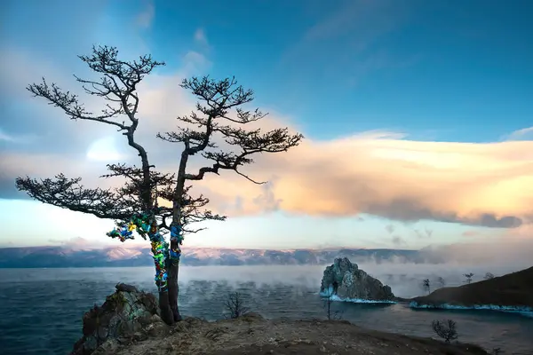 Güç merkezi. Baykal Gölü 'ndeki Olkhon Adası Burkhan Burnu