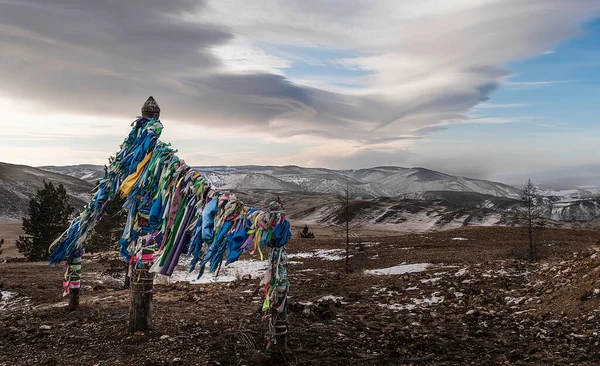 Üzerinde renkli kurdeleler olan sütunlar.