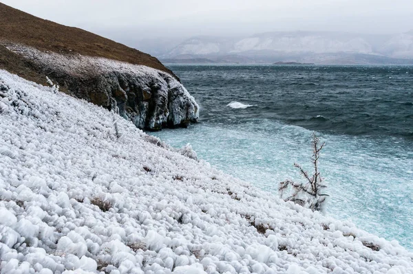 Baykal Gölü kıyısında eşsiz bir buz kütlesi