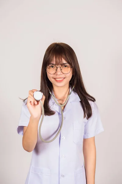 Jovem Médico Sobre Fundo Isolado — Fotografia de Stock