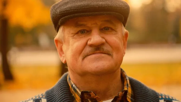 Old man portrait in the autumn park — Stock Photo, Image