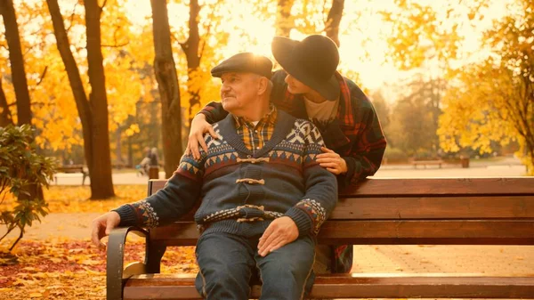 El viejo está esperando a su hija en el parque de otoño. —  Fotos de Stock