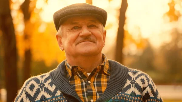 Old man portrait in the autumn park