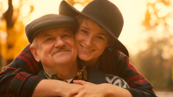 Glada porträtt av ung kvinna och hennes senior far — Stockvideo