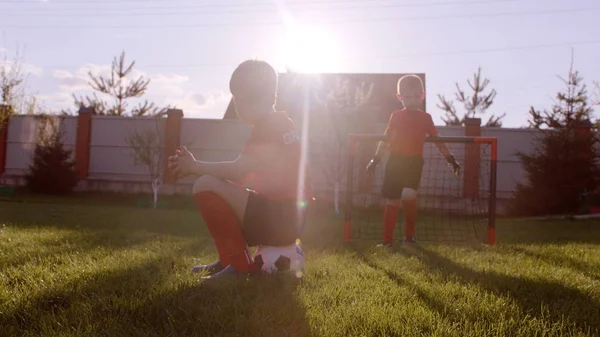 Los niños pequeños están jugando fútbol en el césped en el patio trasero — Foto de Stock