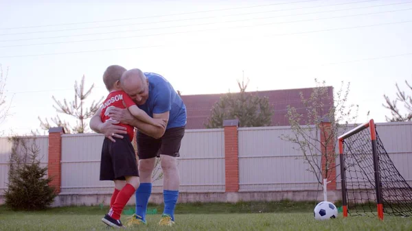 Granfather arka bahçe'nın bahçesinde futbol torunu ile oynuyor — Stok fotoğraf