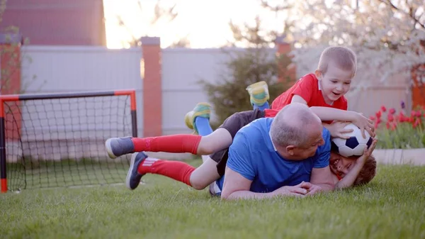 Futbol oynarken onun torunları ile mutlu yaşlı adam
