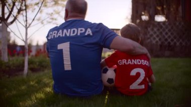 Dede ve torunu'nın bahçesinde futbol topu Sunset'teki ile BACKSHOT