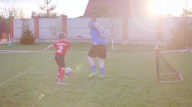 Mutlu yaşlı adam ile birlikte futbol oynamaya torunu