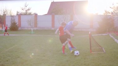 Mutlu yaşlı adam ile birlikte futbol oynamaya torunu