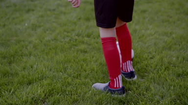 Küçük çocuklar ve futbol oynarken onun büyükbaba atış kapatın