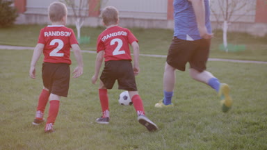 Futbol oynarken onun torunları ile mutlu yaşlı adam