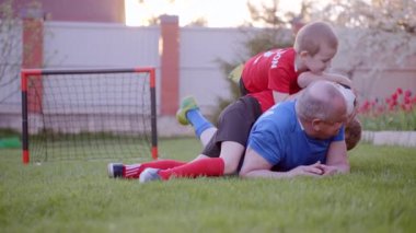 Futbol oynarken onun torunları ile mutlu yaşlı adam