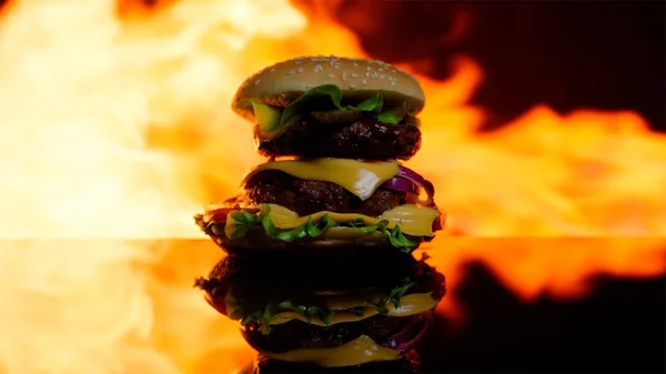 Deliciosa hamburguesa en la superficie del espejo negro. La llama de la parrilla en el fondo fuera de foco —  Fotos de Stock