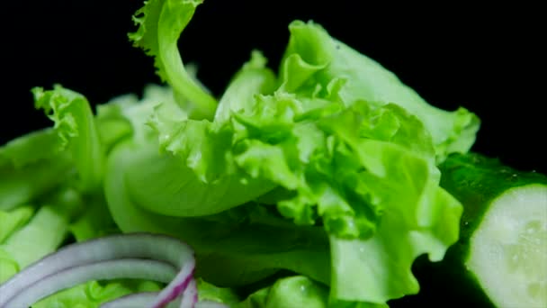 Primer plano de verduras frescas y sabrosa hamburguesa con queso y chuletas de ternera en el fondo negro — Vídeos de Stock