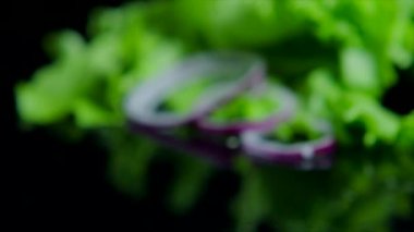 Taze sebze ve siyah arka plan üzerine peynir ve sığır pirzolası lezzetli burger yakın çekim