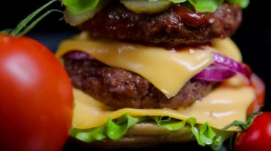 Susam, yeşillik, peynir ve ticari kullanım için sığır eti burger topuz yakın çekim